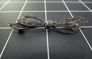 Vintage 925 Sterling Silver Ribbon Bow Brooch – 6.1 Grams, 2 1/4″ Bow Pin Estate Jewelry