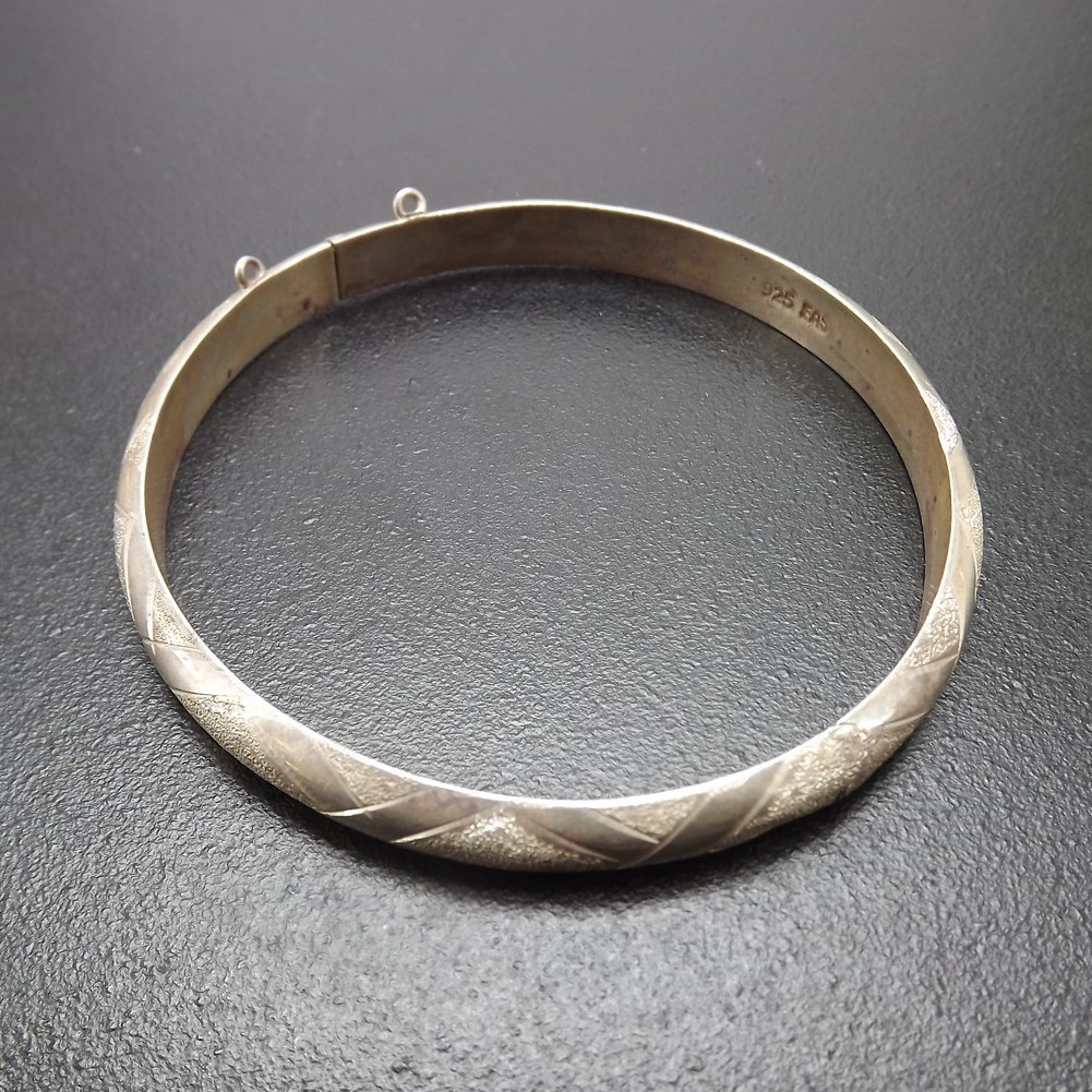 57 1718.jpg Vintage Sterling Silver Patterned Bangle Bracelet – Solid .925 Engraved Design Silver Bangle, 12.3 Grams