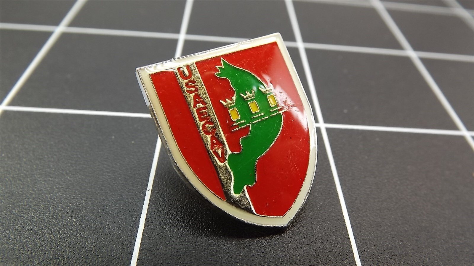 57 1827.jpg USAECAV Red & Green Lapel Pin – Military Unit Insignia Hat Pin for Veterans, Soldiers & Collectors