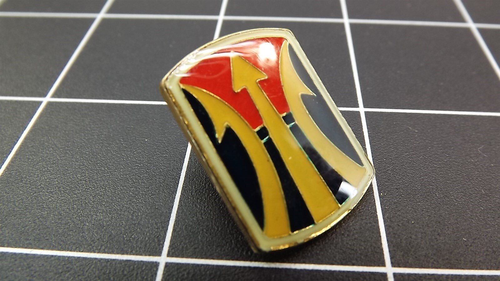 57 1940.jpg Vietnam Trident Arrows Lapel Pin – Vietnam War Military Insignia Hat Pin for Veterans & Collectors