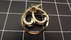 Vintage Gold Tone Circle Wreath Flower Brooch Pin 1.5″ – Floral Wreath Design Vintage Fashion Pin