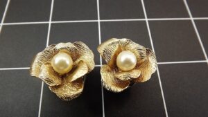 Vintage Gold Tone Flower Clip On Earrings with Pearl 7/8″ – Floral Non Pierced Earrings, Magnetic Clip