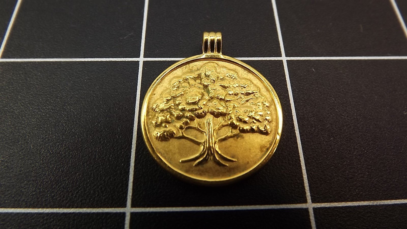 57 2692.jpg Avon Tree of Life Medallion Pendant – The President’s Celebration 1980 Gold Tone Avon Collectible Pendant