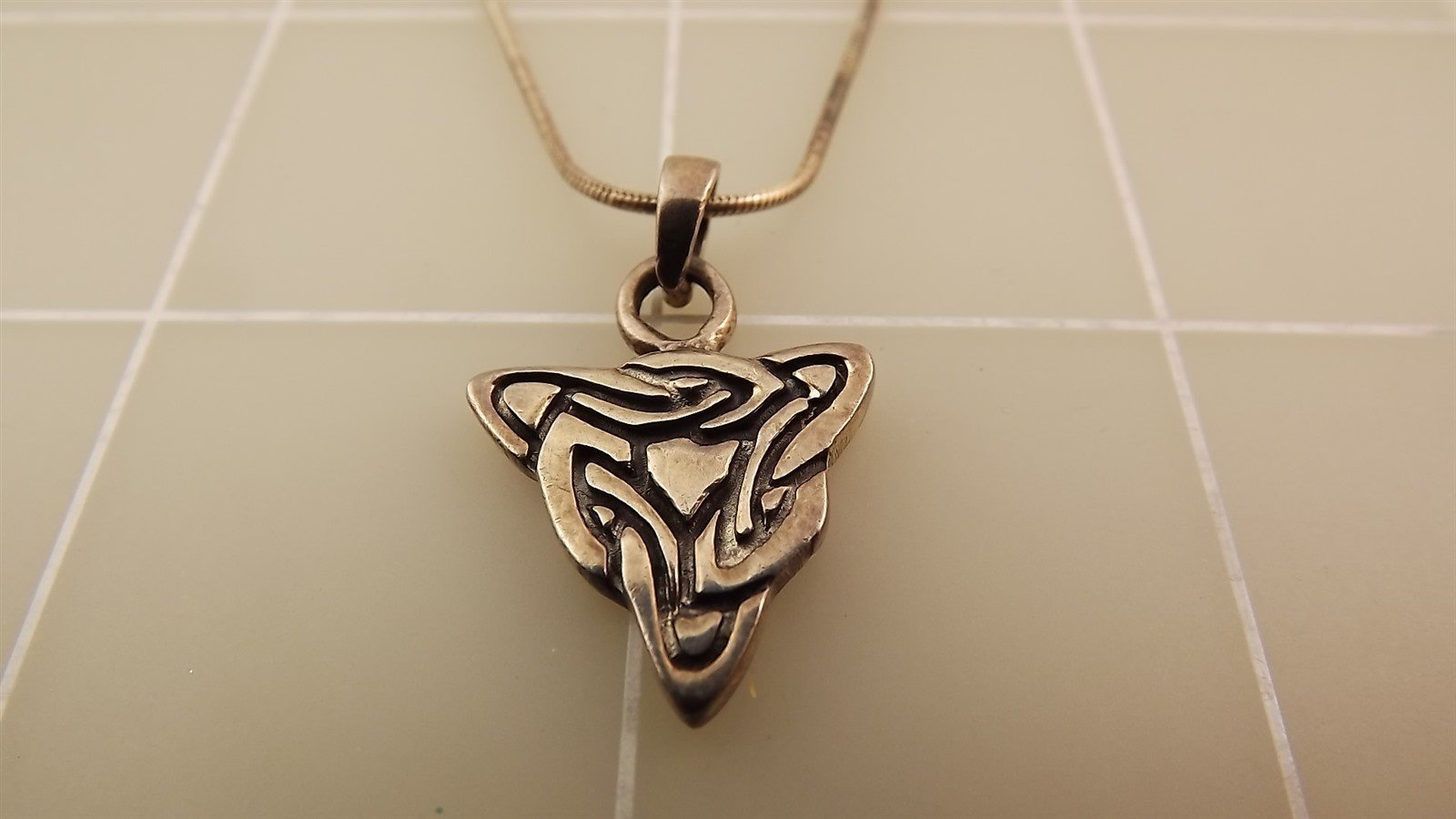 57 2736.jpg Sterling Silver 925 Irish Celtic Knot Pendant on Cobra Chain – 16″ Necklace, 7.7 Grams