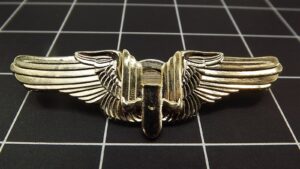 USAF Aerial Gunner Wings Lapel Pin – Gold Color 3″ Air Force Gunner Badge Style Hat Pin, Military