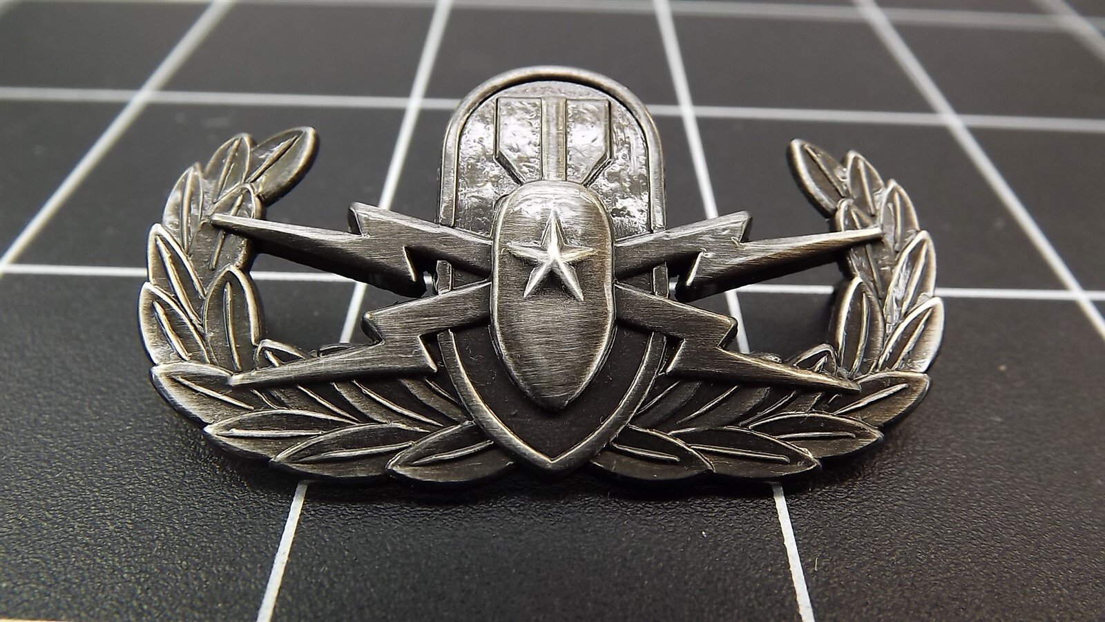 57 3071.jpg U.S. Army Brigade EOD Senior Badge Lapel Pin – Two Tone 1 3/4″ Explosive Ordnance Disposal Hat Pin