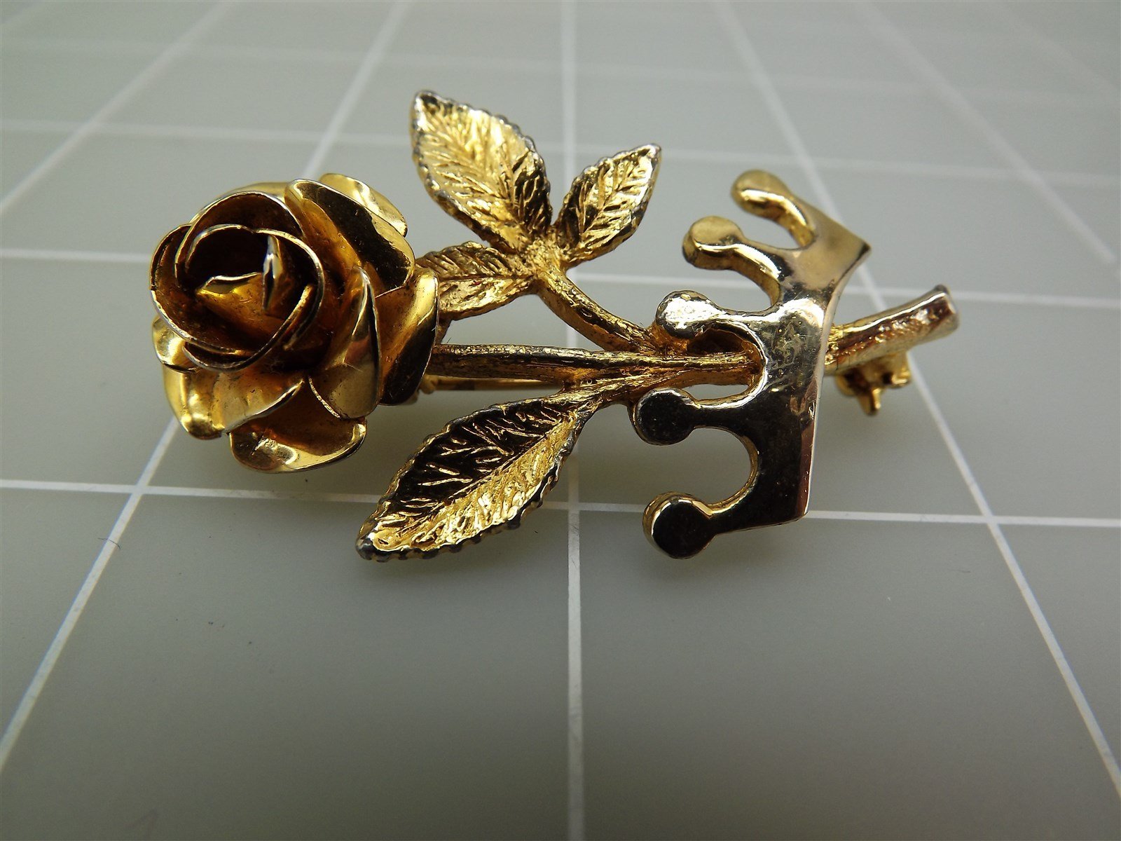 57 3578.jpg Vintage Gold Tone Flower with Crown Brooch Pin – Moveable Flower Petals, 2″ Floral Costume Pin