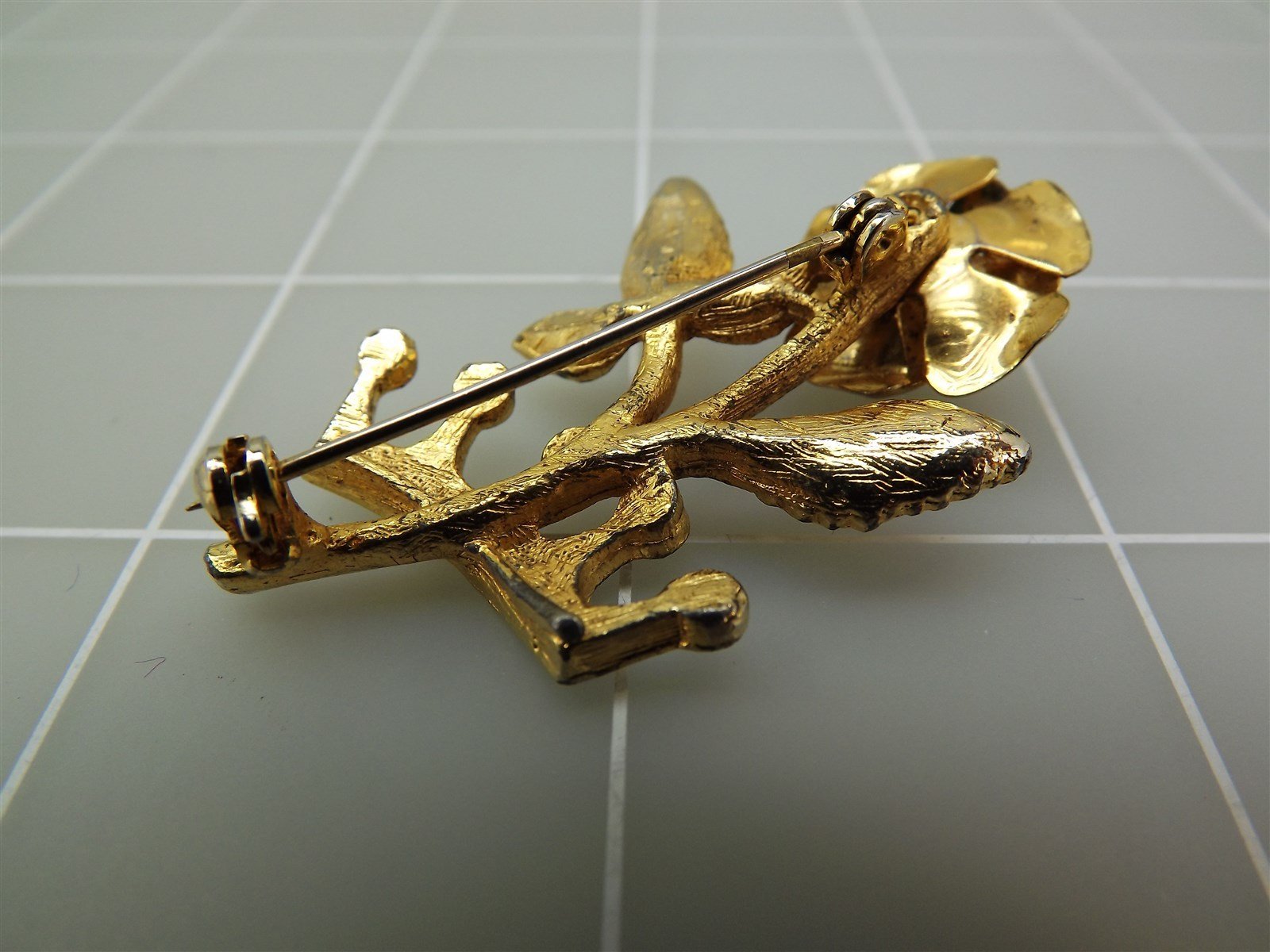 57 3579.jpg Vintage Gold Tone Flower with Crown Brooch Pin – Moveable Flower Petals, 2″ Floral Costume Pin