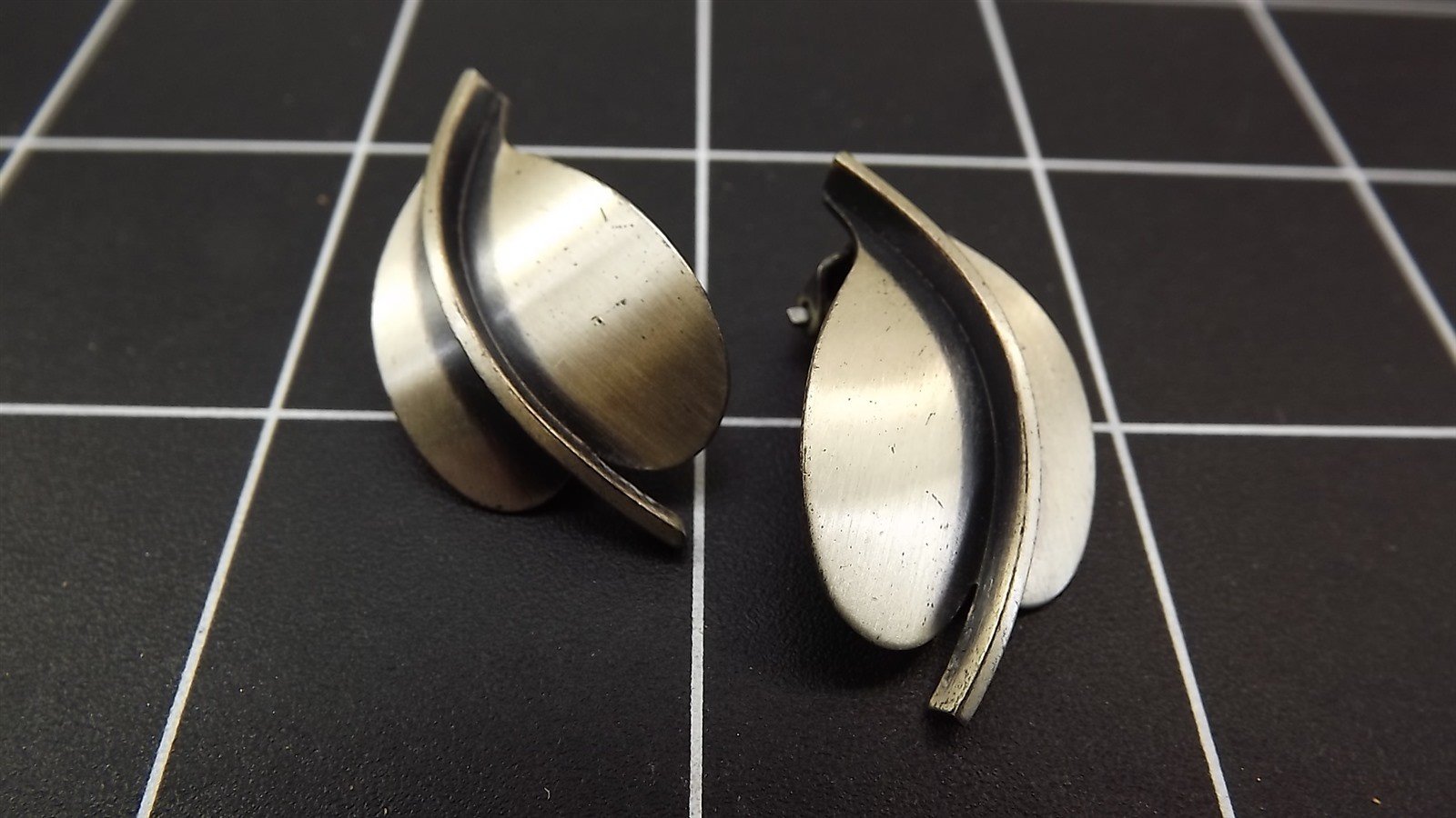 57 690.jpg Vintage Sterling Silver Leaf Design Clip On Earrings – Classic Silver Leaf Clip Earrings 1.25″, 8.7 Grams