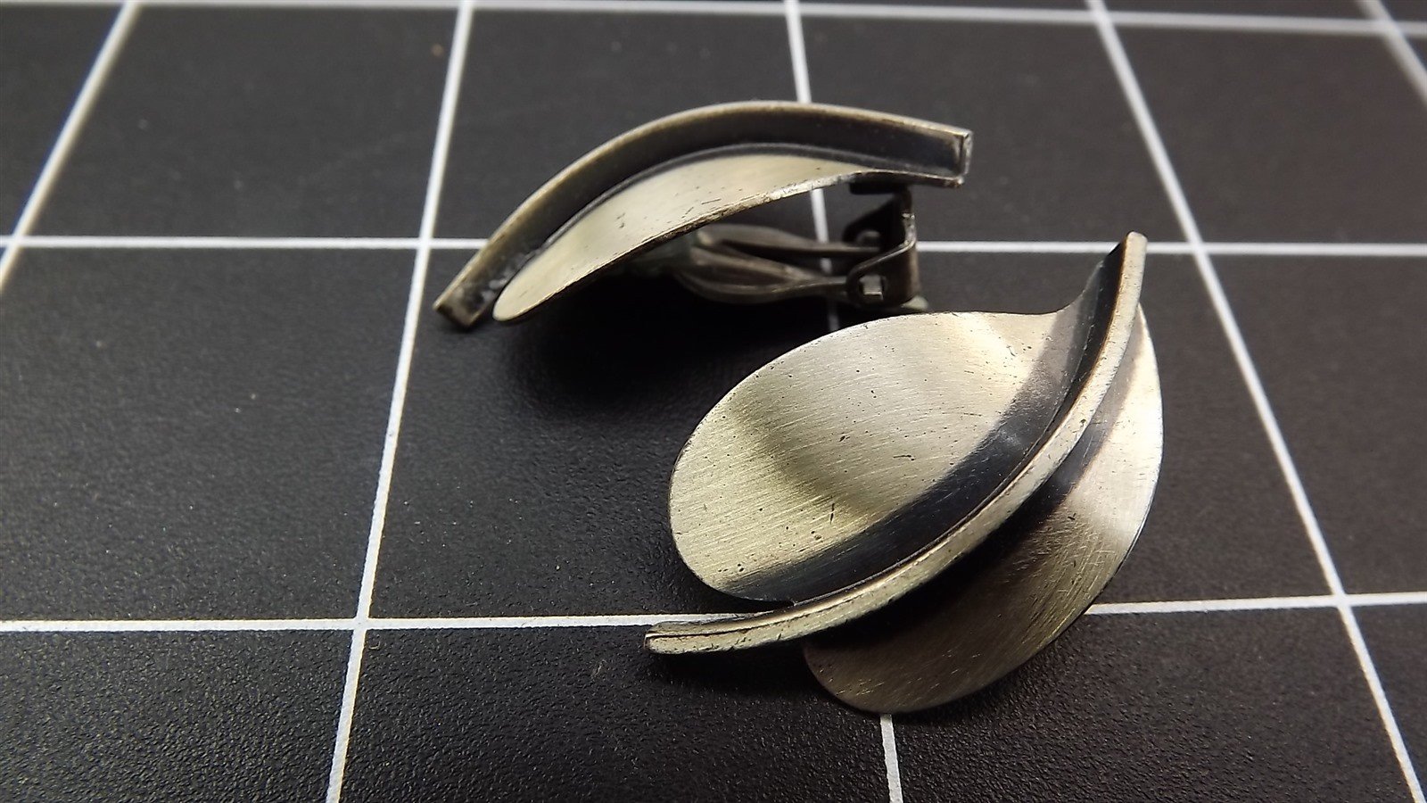 57 693.jpg Vintage Sterling Silver Leaf Design Clip On Earrings – Classic Silver Leaf Clip Earrings 1.25″, 8.7 Grams