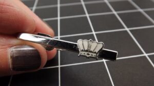 Vintage Shields Tie Bar with White Enamel Crown – Silver Tone Tie Tack Clip 1-3/4″ Men’s Accessory