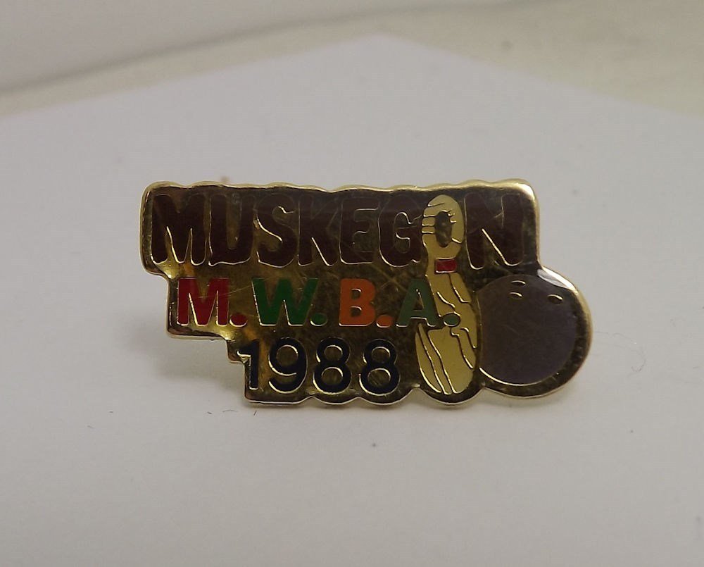 s l1600 10000.jpg Muskegon MWBA 1988 Bowling Lapel Pin
