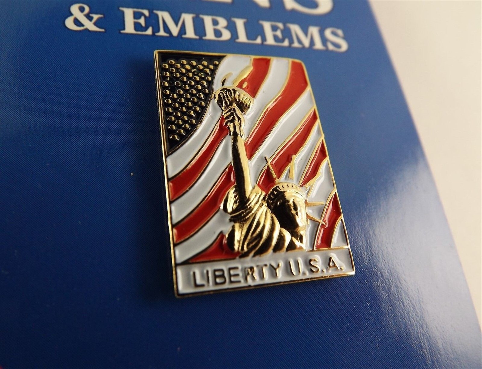 s l1600 1027.jpg Statue of Liberty & American Flag Lapel Pin – 1" Enamel