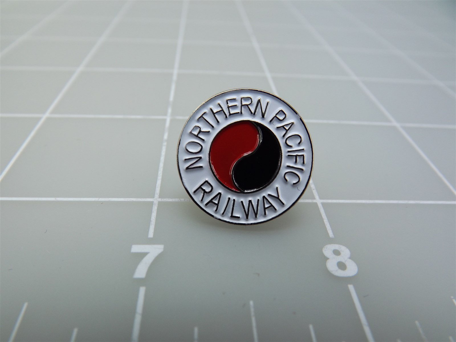 s l1600 10602.jpg Northern Pacific Railway Slogan Lapel Pin – photo 2