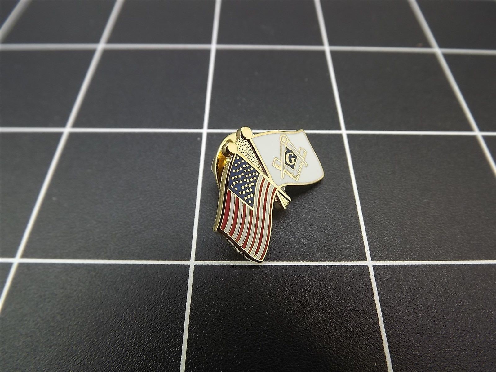 s l1600 1088.jpg Masonic Square & Compass with American Flag Lapel Pin – Enamel – photo 2