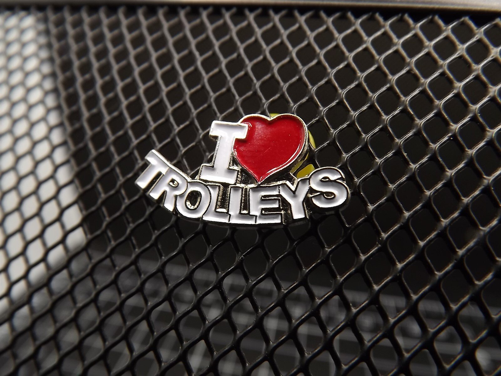 s l1600 11567.jpg "I Love Trolleys" Lapel Pin – photo 2