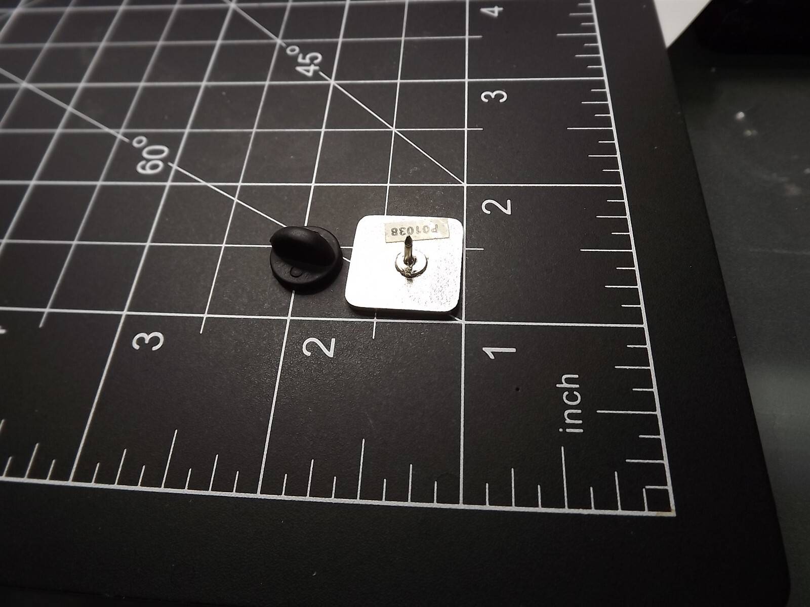 s l1600 11586.jpg Erie Railroad Lapel Pin (Style A) – photo 3