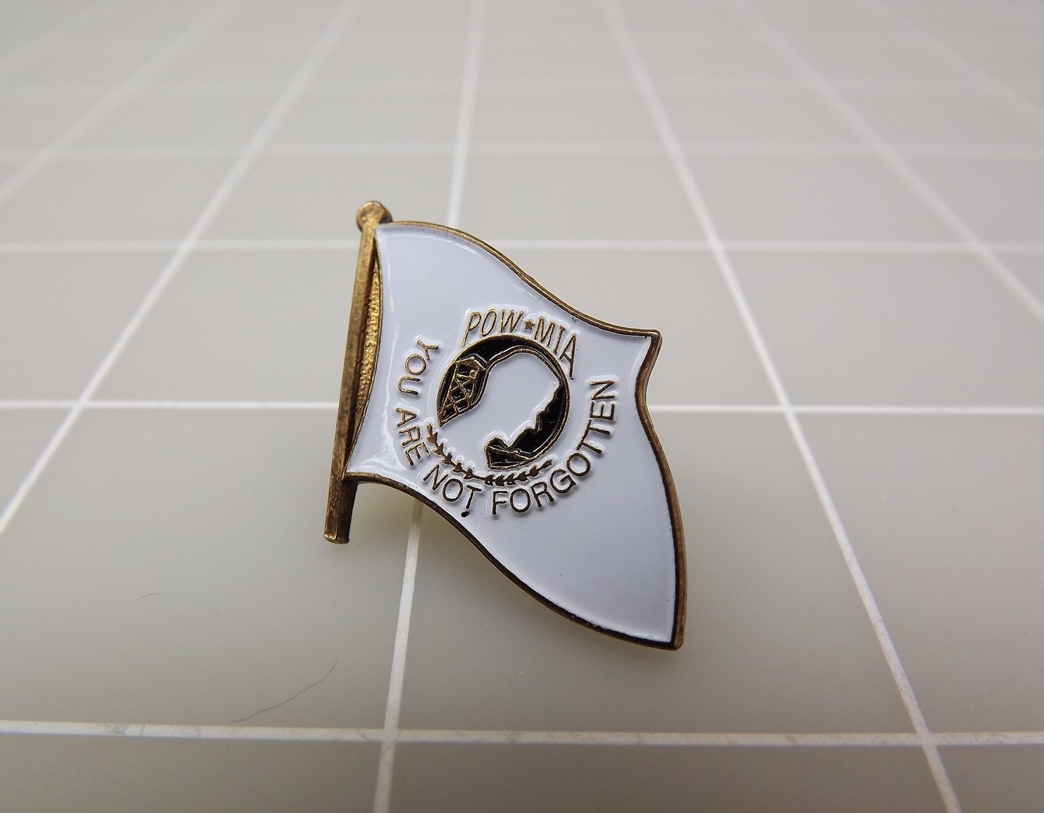 s l1600 12115.jpg POW/MIA "You Are Not Forgotten" Flag Lapel Pin