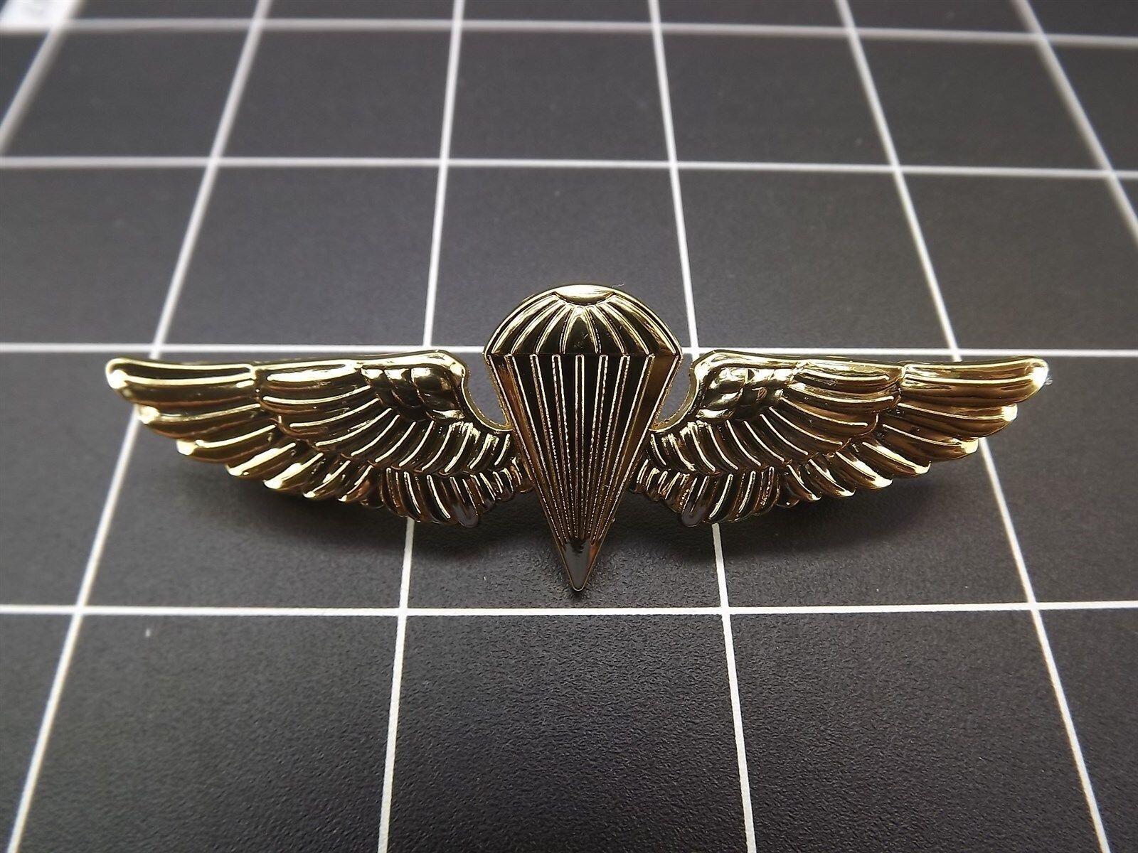 s l1600 1217.jpg USN/USMC Basic Parachutist Wings Lapel Pin – 2-3/4" wide Gold-tone