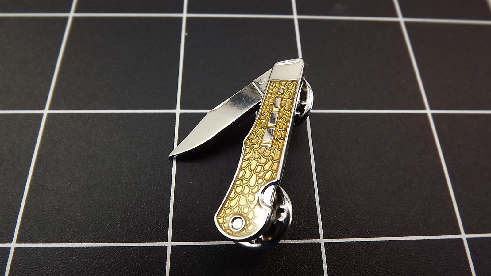 s l1600 137.jpg Large Remington Folding Knife Lapel Pin – Enameled