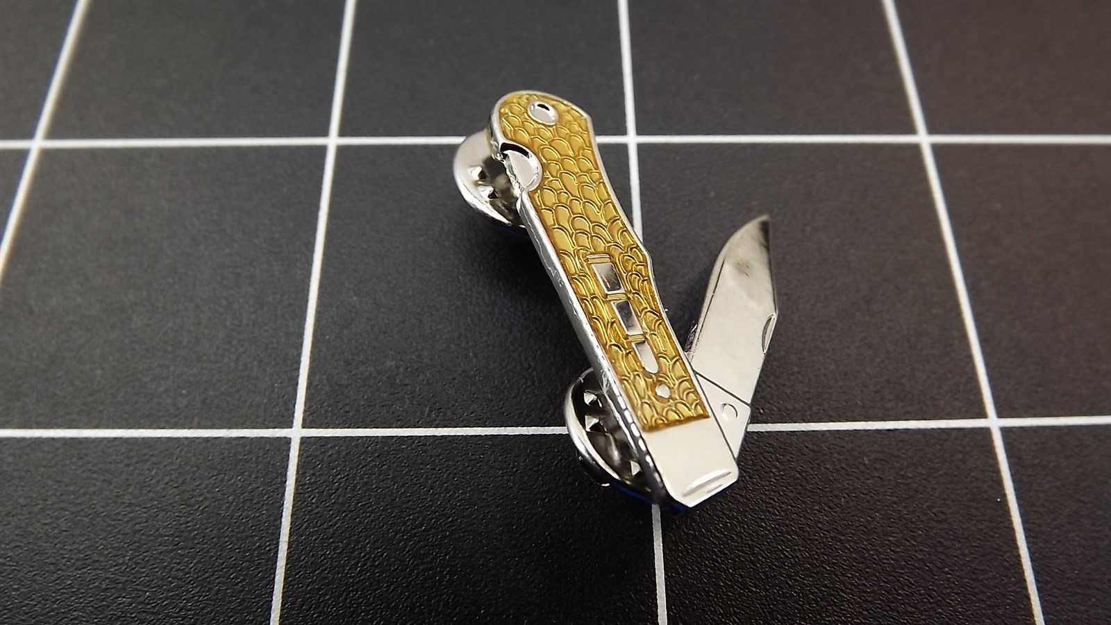 s l1600 139.jpg Large Remington Folding Knife Lapel Pin – Enameled – photo 3