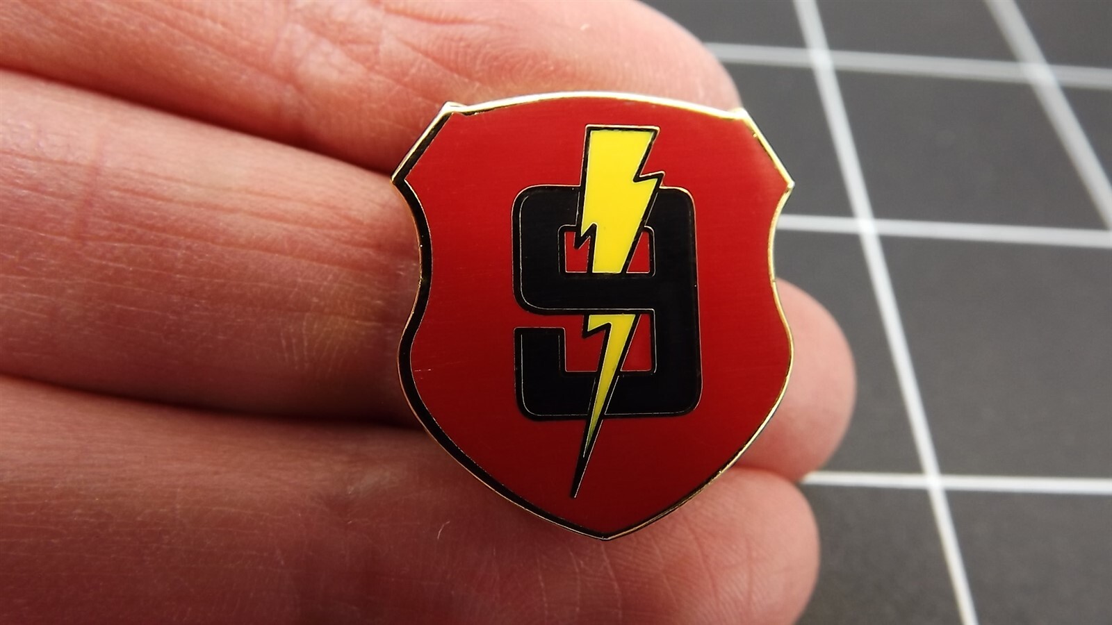 s l1600 1468.jpg USMC 9th Marine Regiment Lapel Pin – 1" Red Enamel Shield with "9" & Lightning Bolt Unit Hat Pin