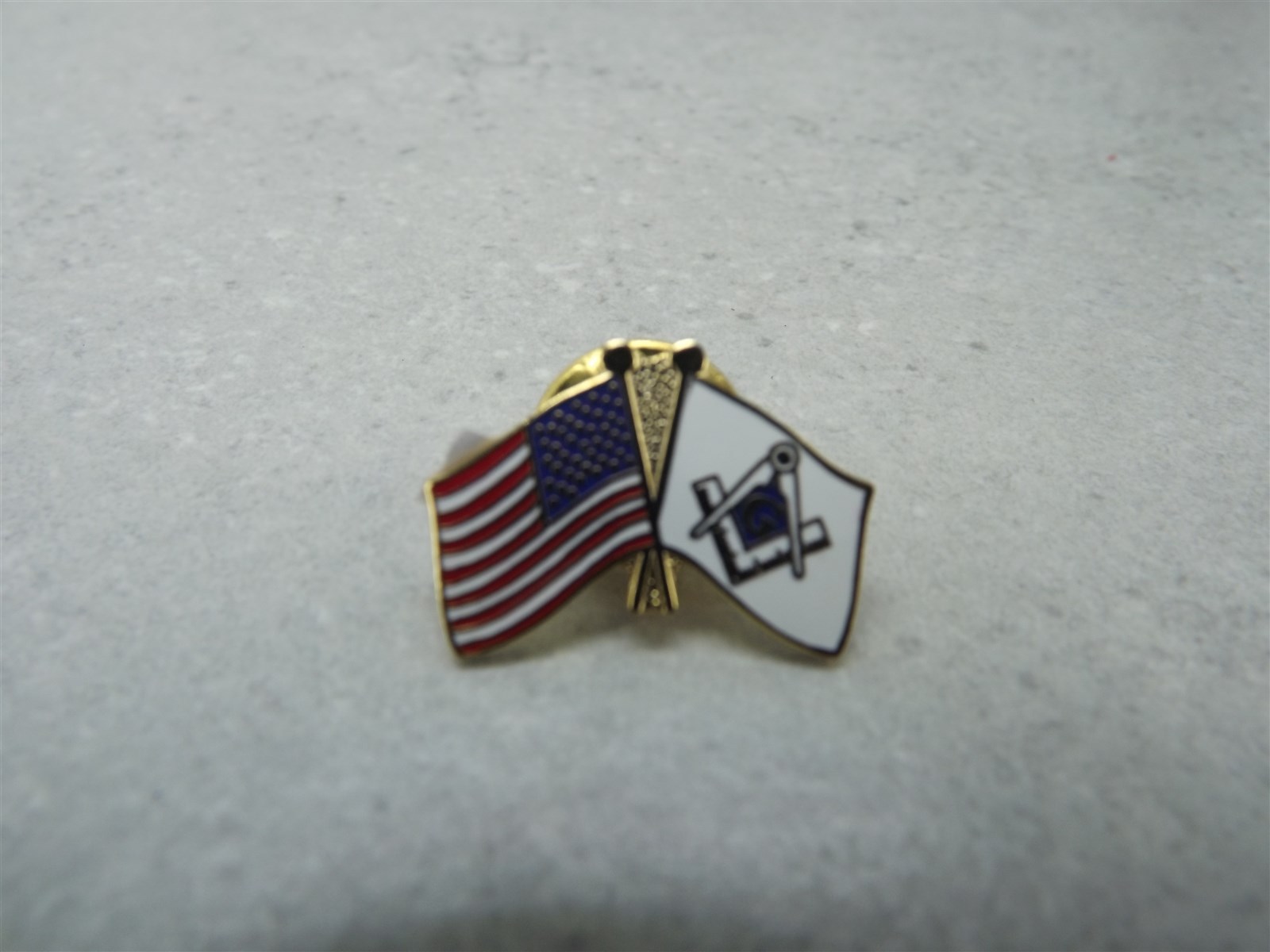 s l1600 14822.jpg Masonic Flag & U.S. Flag Crossed Flags Lapel Pin – Enamel
