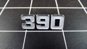 "390" Engine Size Muscle Car Lapel Pin – White enamel