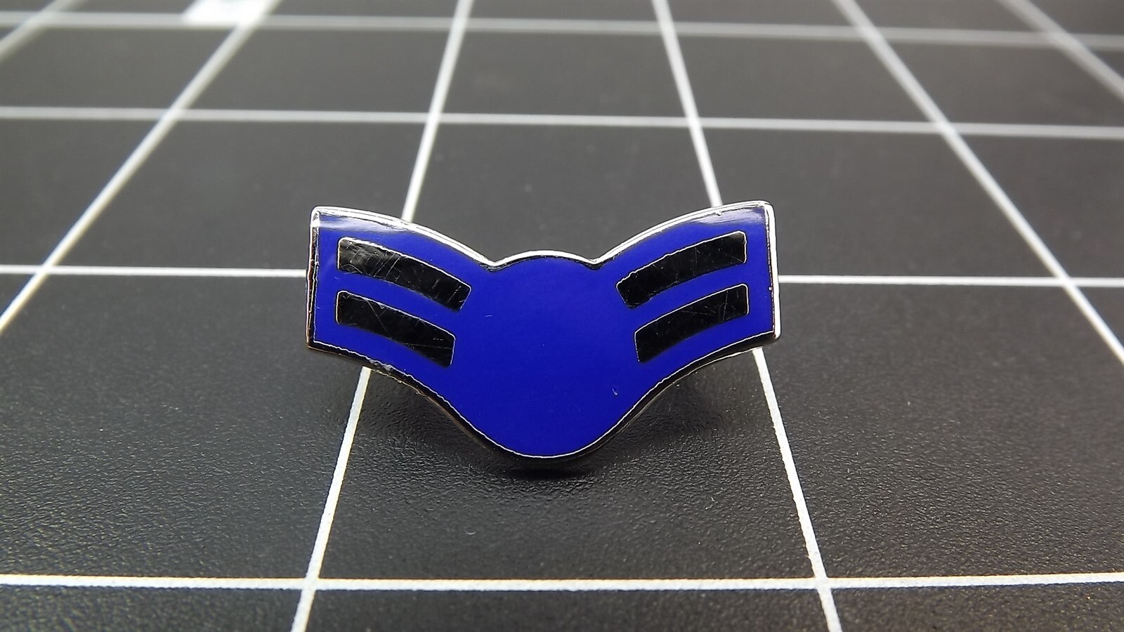 s l1600 1700.jpg USAF E-3 Airman First Class Chevron Lapel Pin – Blue enamel