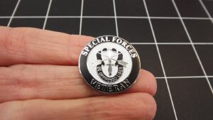 "Special Forces Veteran" Lapel Pin – Enamel Green Beret Crest Army Veteran Hat Pin