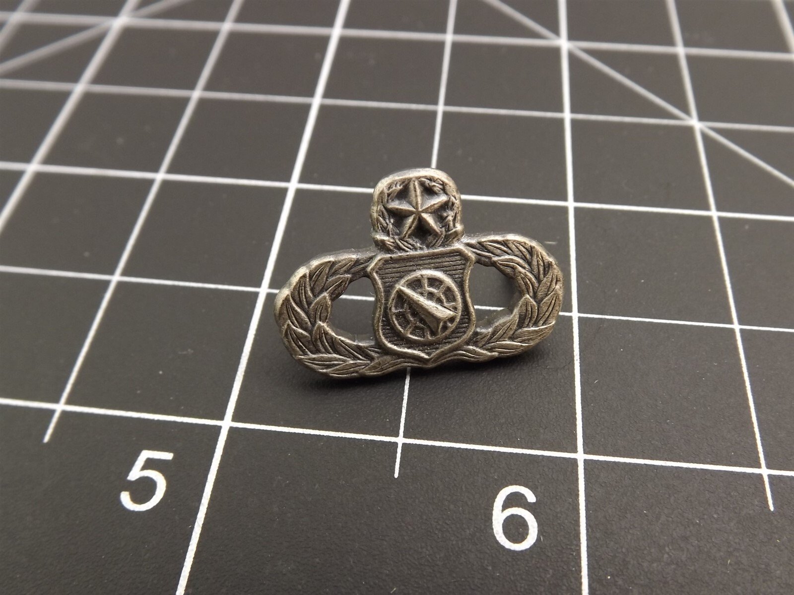 s l1600 1852.jpg USAF Weapons Controller Mini Badge Lapel Pin – Pewter