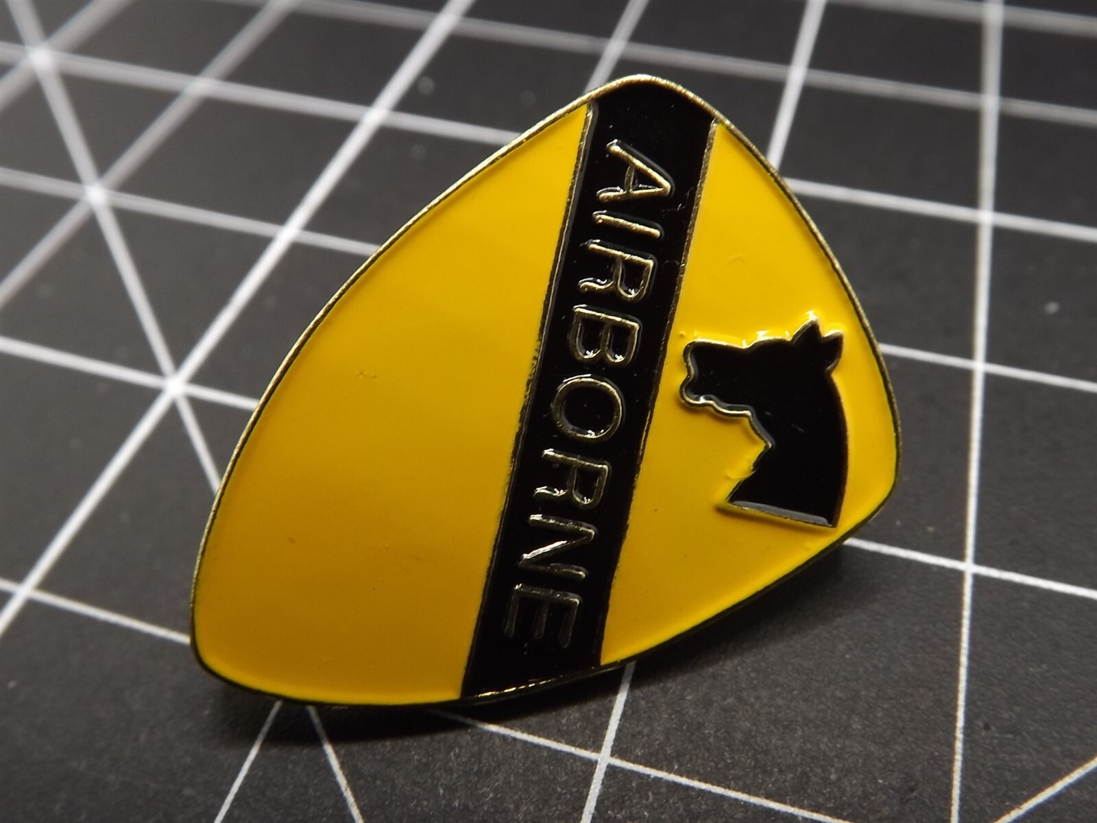 s l1600 2102.jpg U.S. Army 1st Cavalry Division Airborne Lapel Pin – Yellow Enamel Horse Head Patch Hat Pin