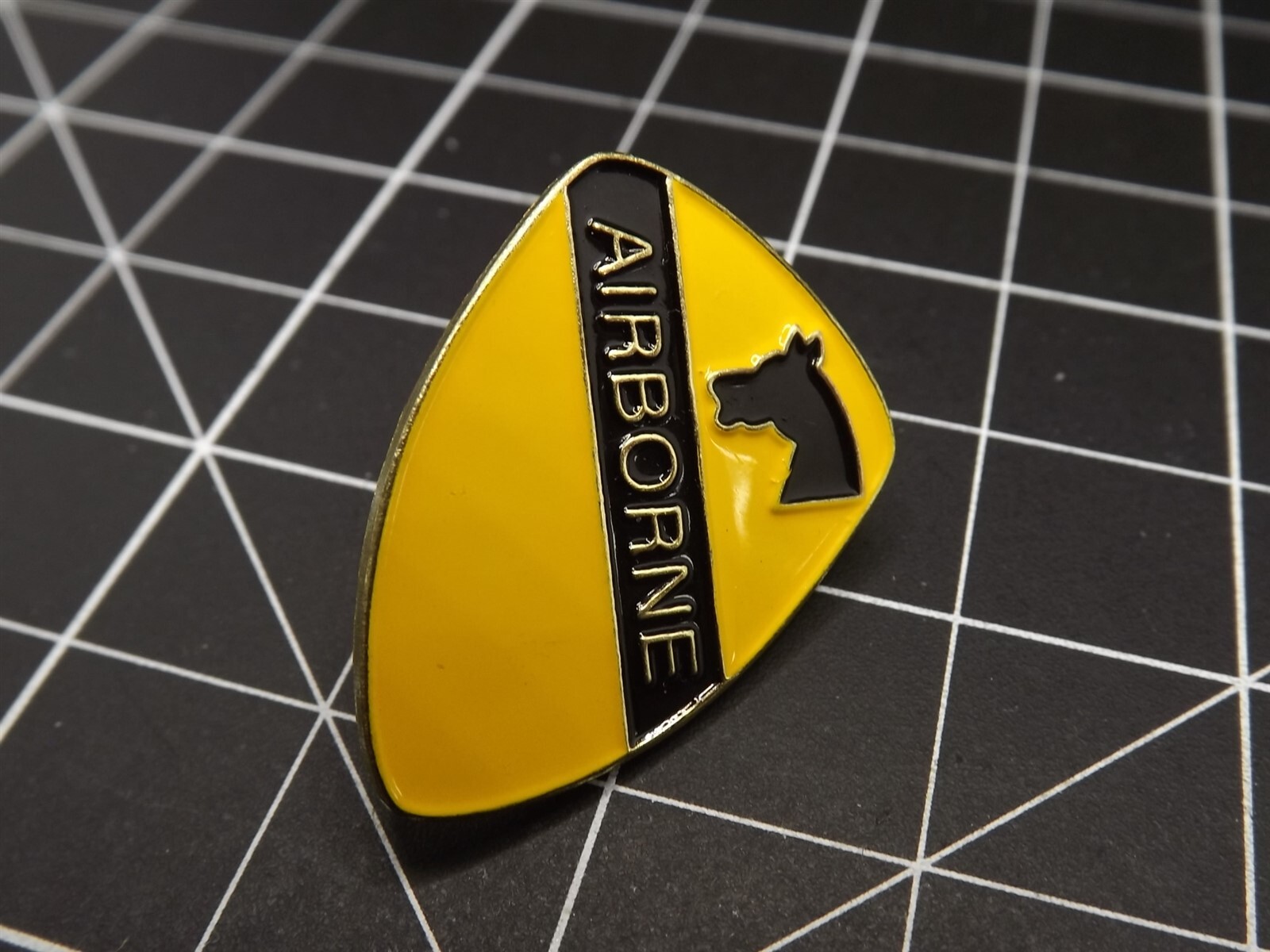 s l1600 2104.jpg U.S. Army 1st Cavalry Division Airborne Lapel Pin – Yellow Enamel Horse Head Patch Hat Pin – view 3