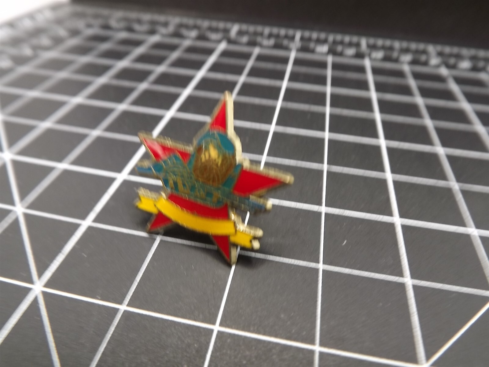 s l1600 2135.jpg MiG Pilot Red Star Lapel Pin – Enamel – photo 2
