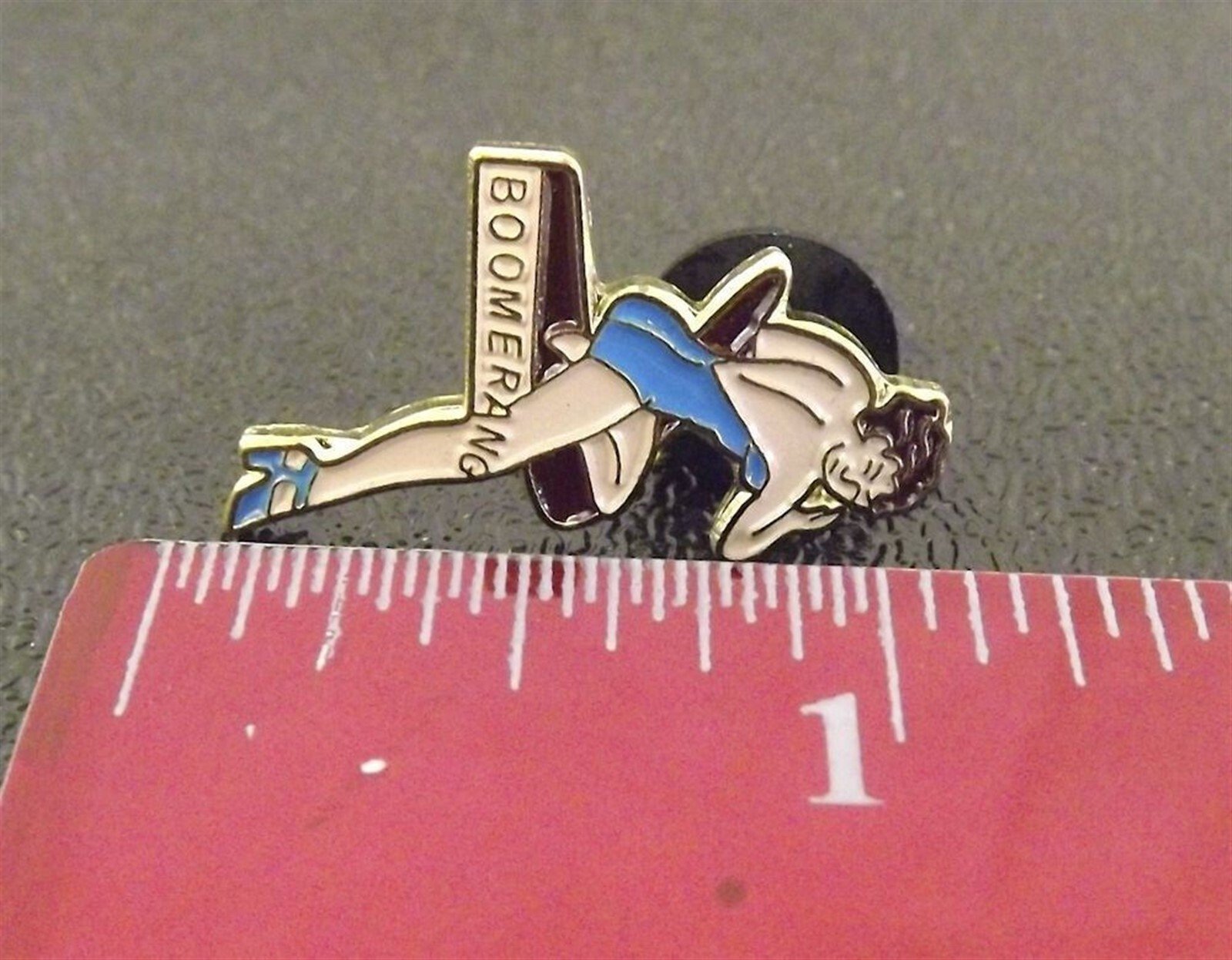 s l1600 22.jpg Boomerang pin-up lapel pin – view 2