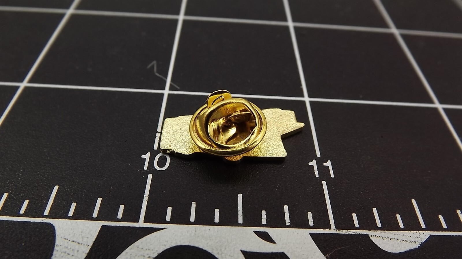 s l1600 2235.jpg Ladder Fire Truck Lapel Pin – Red & gold-tone – photo 3