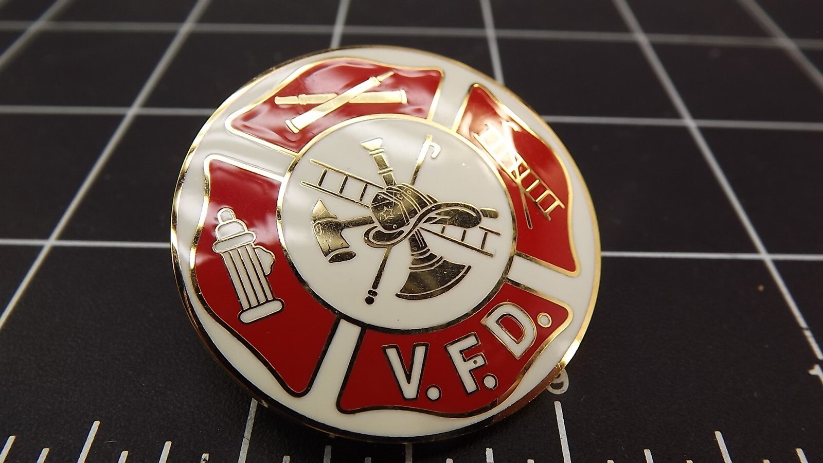 s l1600 2291.jpg Volunteer Fire Department (V.F.D.) Round Lapel Pin – Gold-tone with red – photo 2