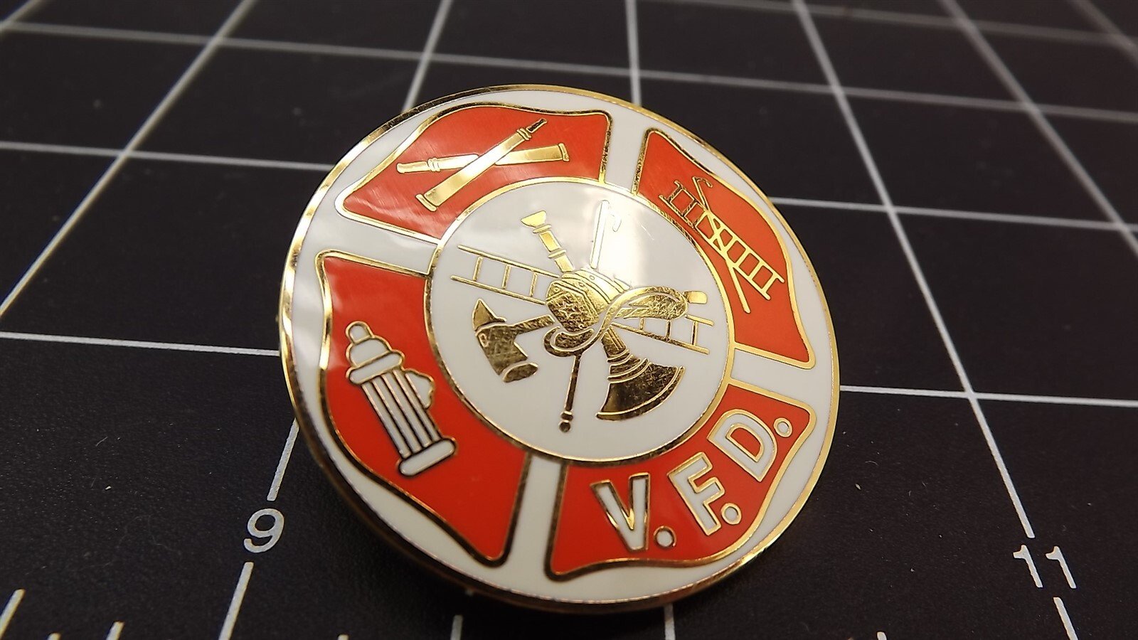 s l1600 2306.jpg Volunteer Fire Department (V.F.D.) Round Lapel Pin – Gold-tone with red – photo 2