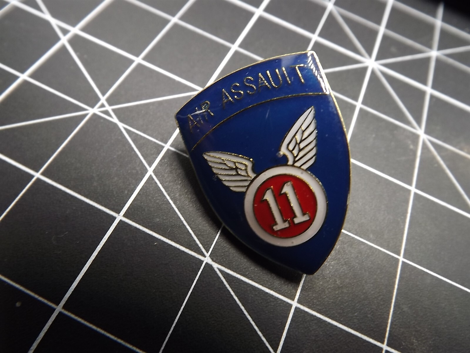 s l1600 2352.jpg U.S. Army 11th Air Assault Division Lapel Pin – Enamel Shield with Air Assault Tab Hat Pin – view 3
