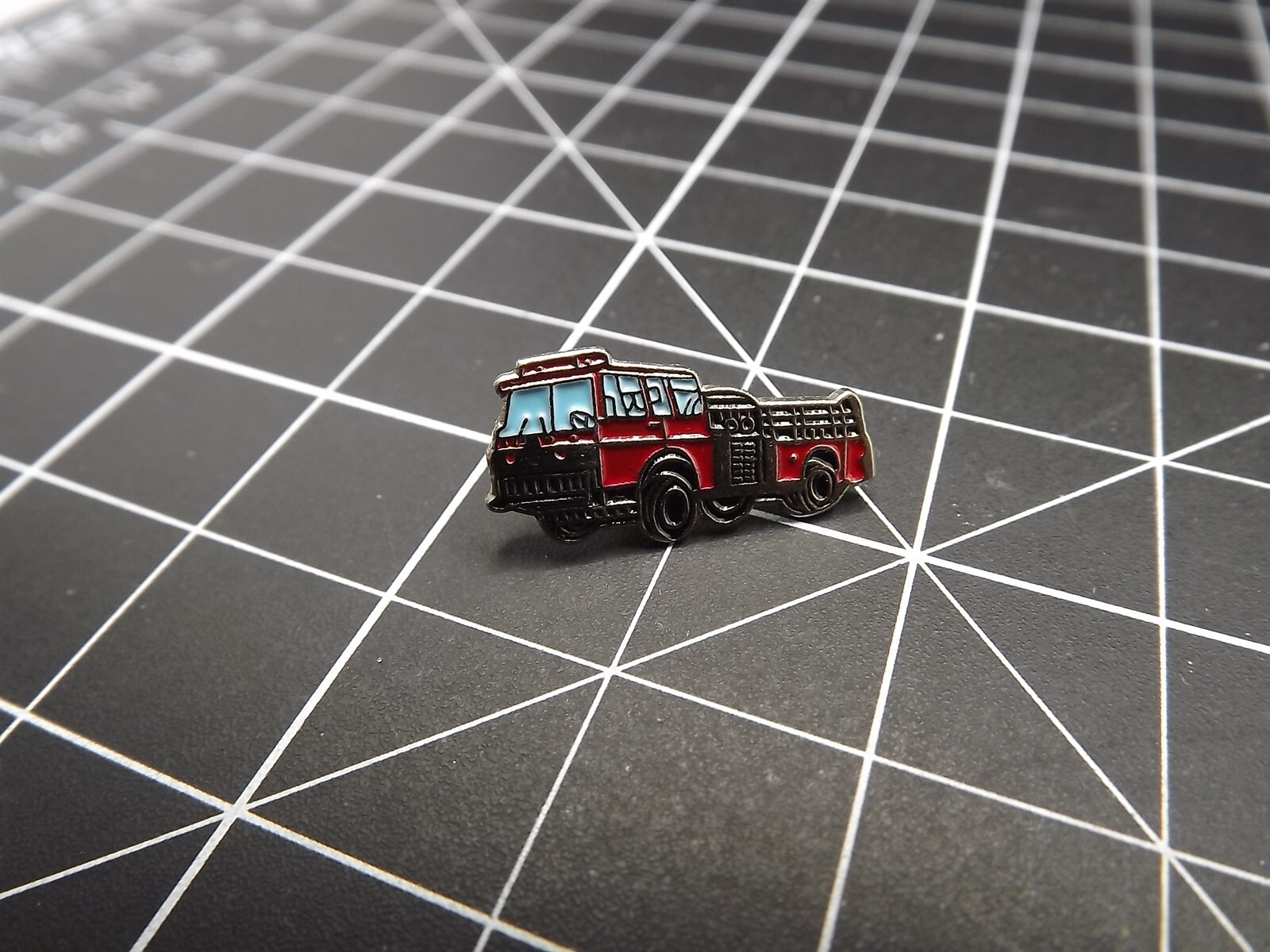 s l1600 2415.jpg Red Ladder Fire Truck Lapel Pin – Enamel