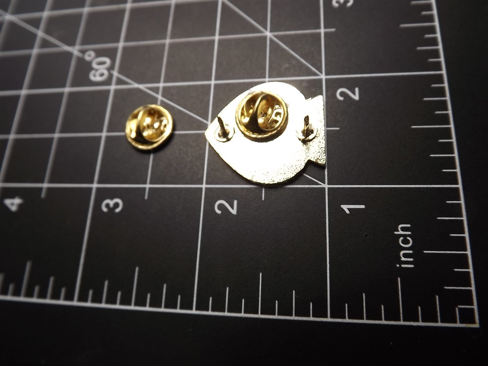 s l1600 2513.jpg Airborne "Death From Above" Skull & Crossbones Lapel Pin – Enamel Army Paratrooper Hat Pin – view 3