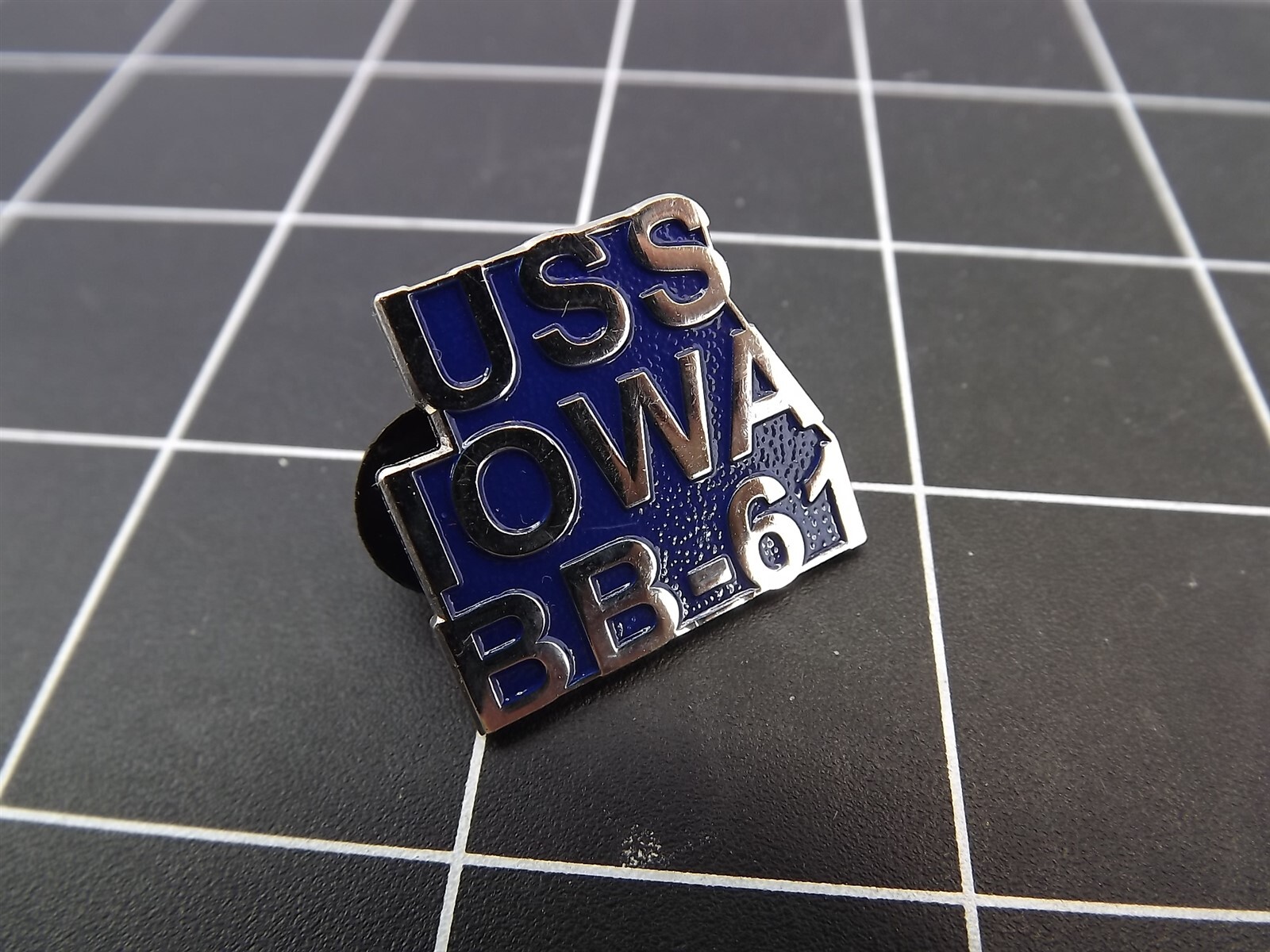 s l1600 2617.jpg USS Iowa BB-61 Lapel Pin – Blue enamel – photo 2