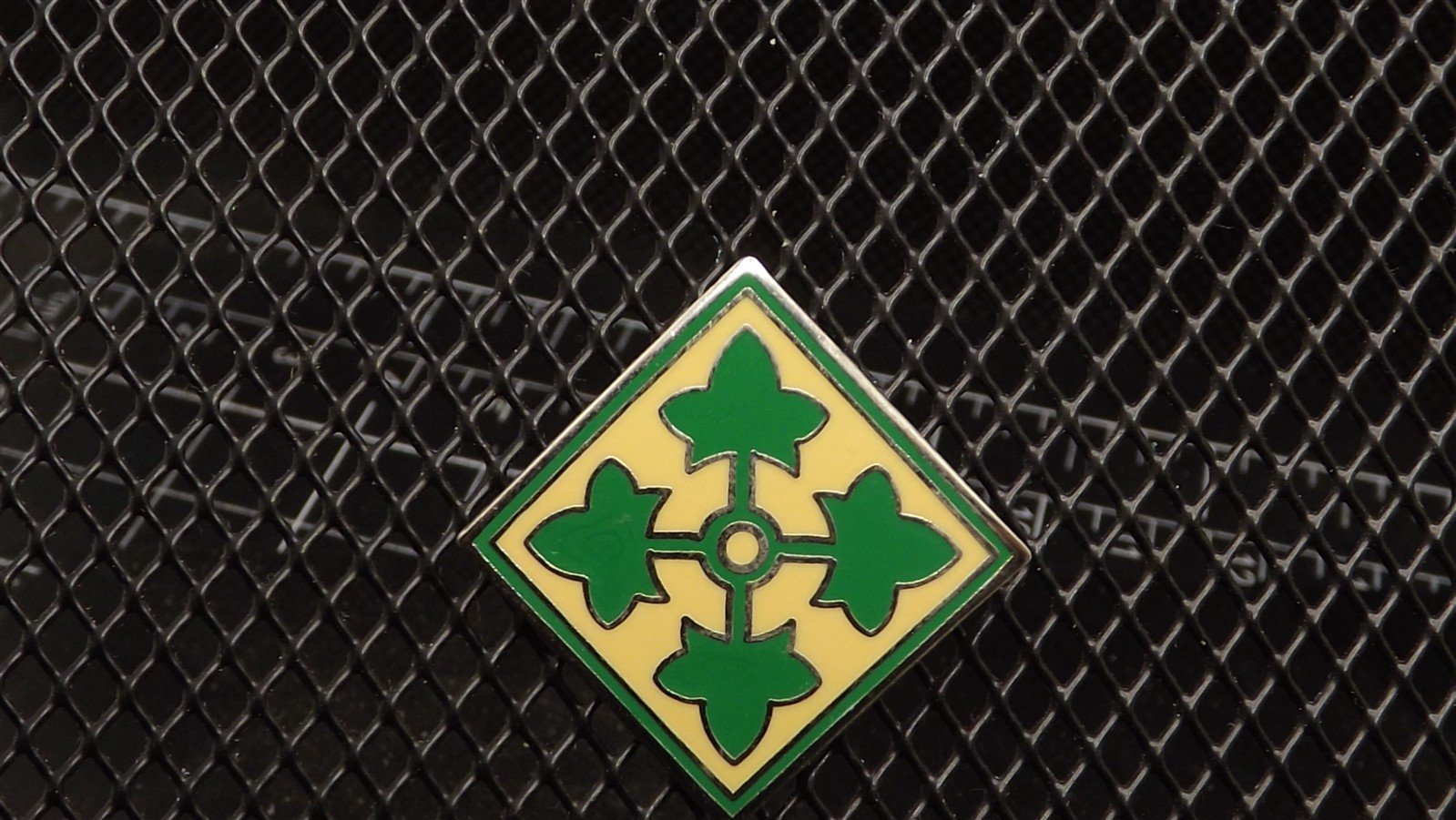 s l1600 268.jpg U.S. Army 4th Infantry Division "Ivy" Lapel Pin – Enameled Four Ivy Leaves Diamond Insignia Hat Pin – view 2