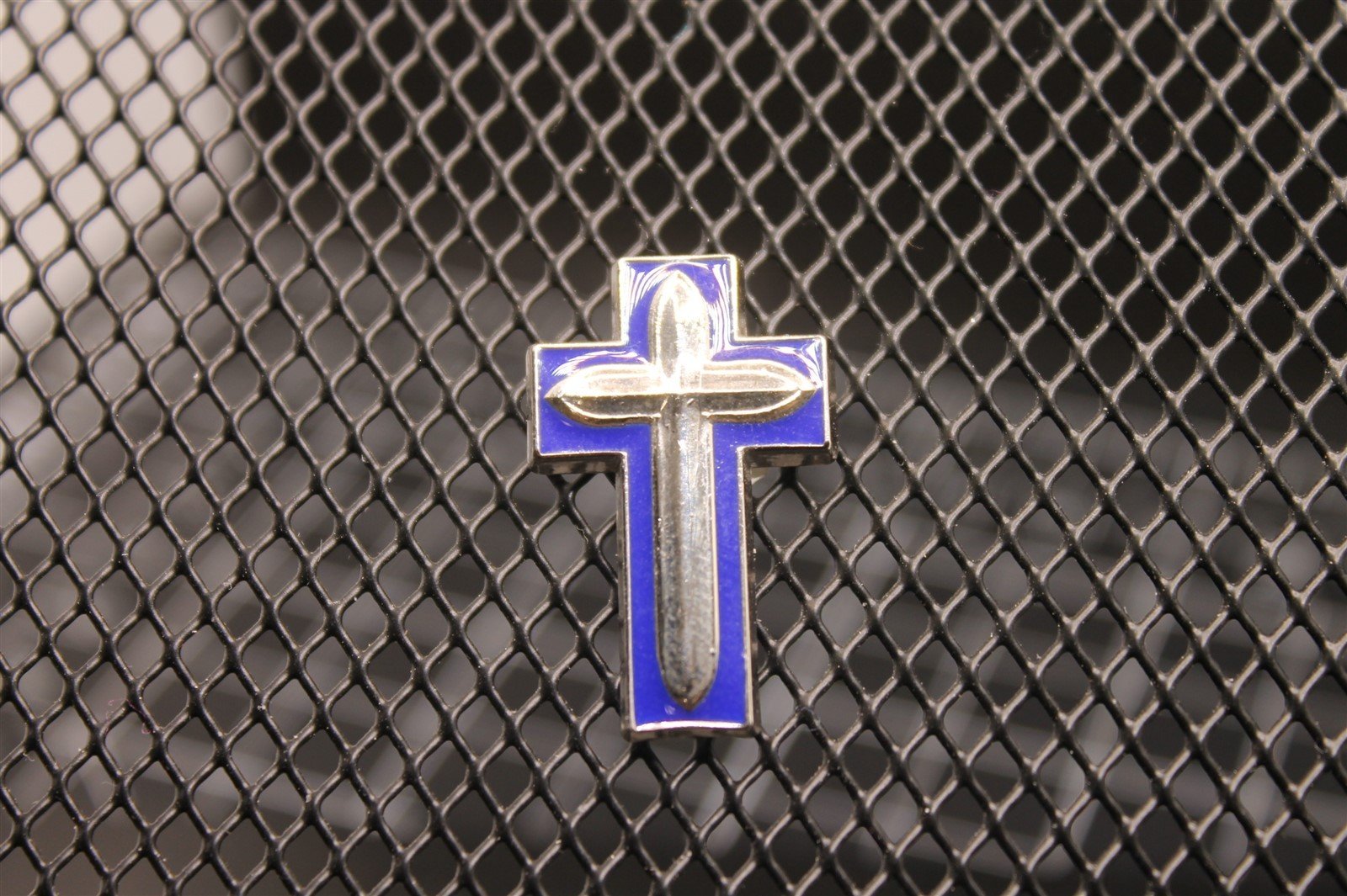 s l1600 2688.jpg USAF Chaplain Cross Lapel Pin – 1" Silver-tone with blue