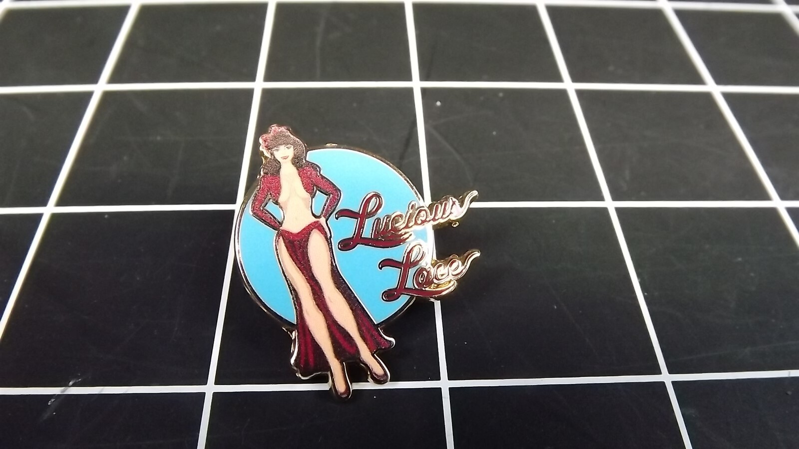 s l1600 27.jpg Luscious Lace pin-up lapel pin – view 3