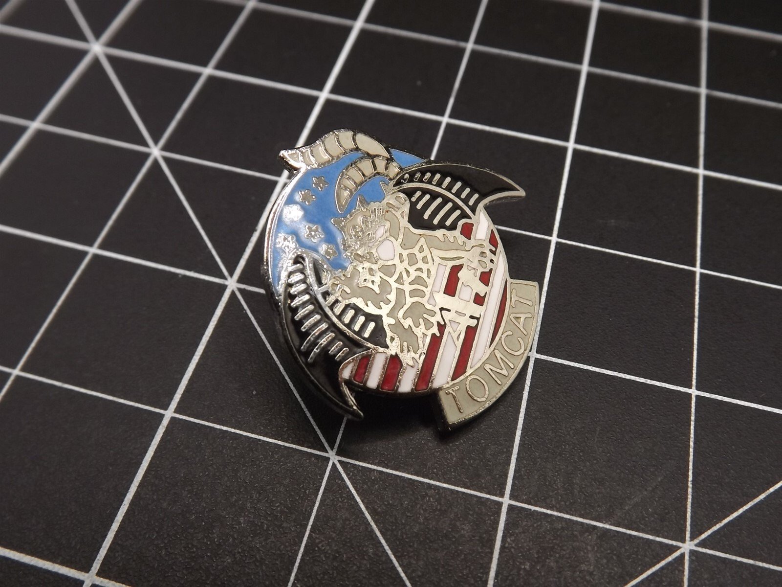 s l1600 2741.jpg U.S. Navy "Tomcat" Lapel Pin – Enamel – photo 2