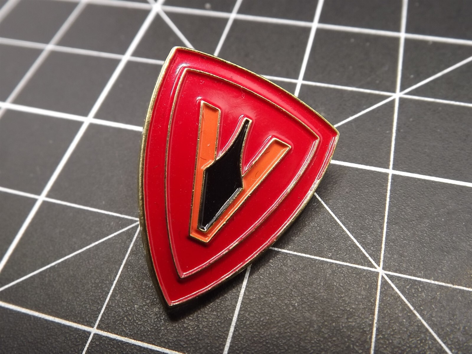 s l1600 2851.jpg USMC 5th Marine Division Lapel Pin – Red Enamel "V" Spearhead Division Insignia Hat Pin – view 2