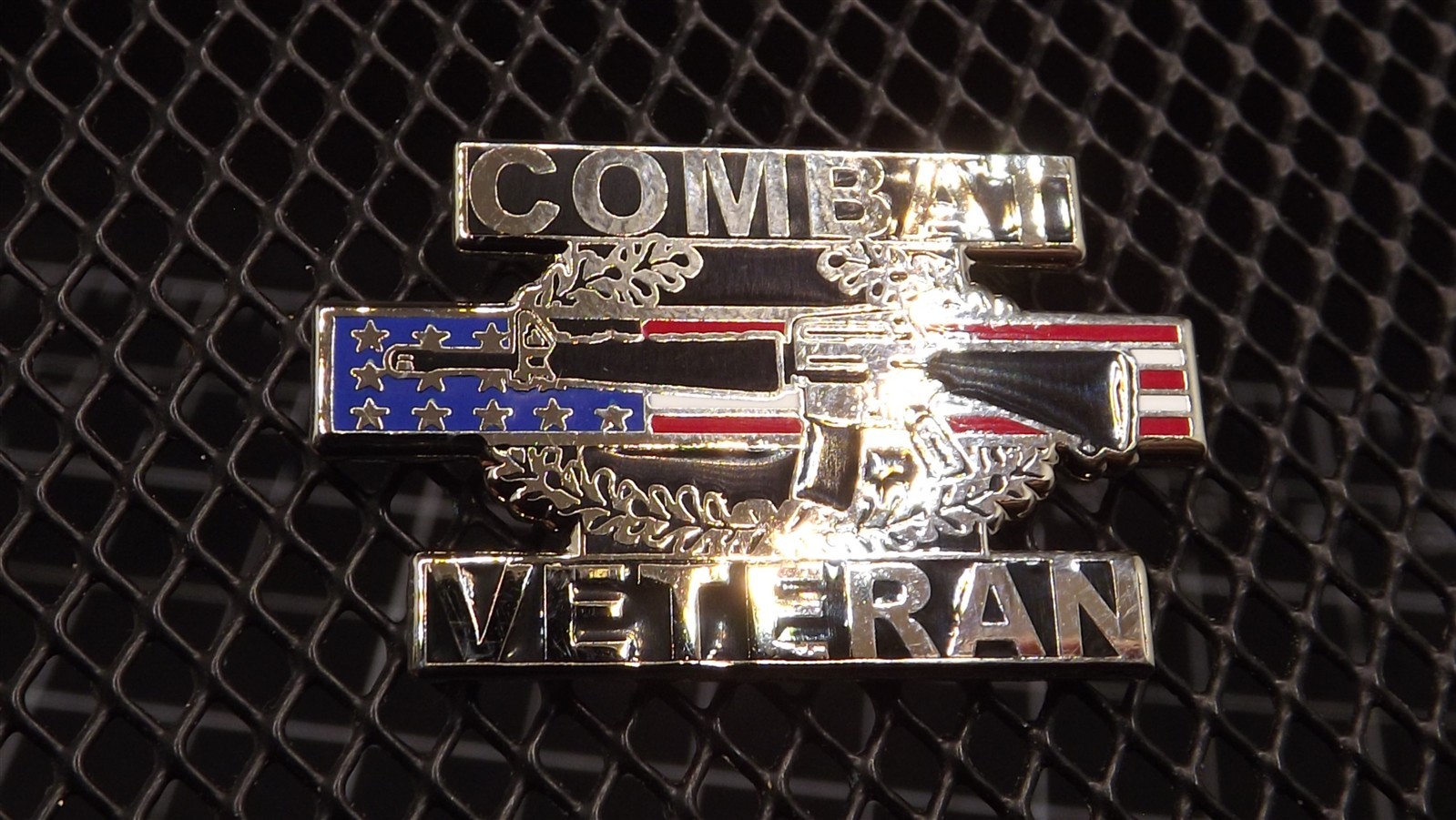 s l1600 2940.jpg "Combat Veteran" Combat Infantryman Badge Flag Lapel Pin – Enamel CIB on Flag Bar Army Hat Pin – view 4