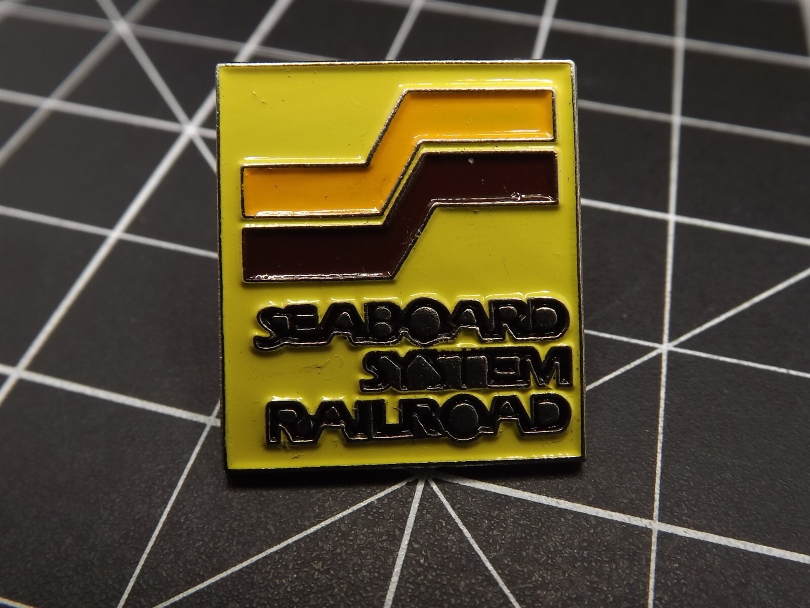 s l1600 2980.jpg Seaboard System Railroad Lapel Pin – Yellow enamel