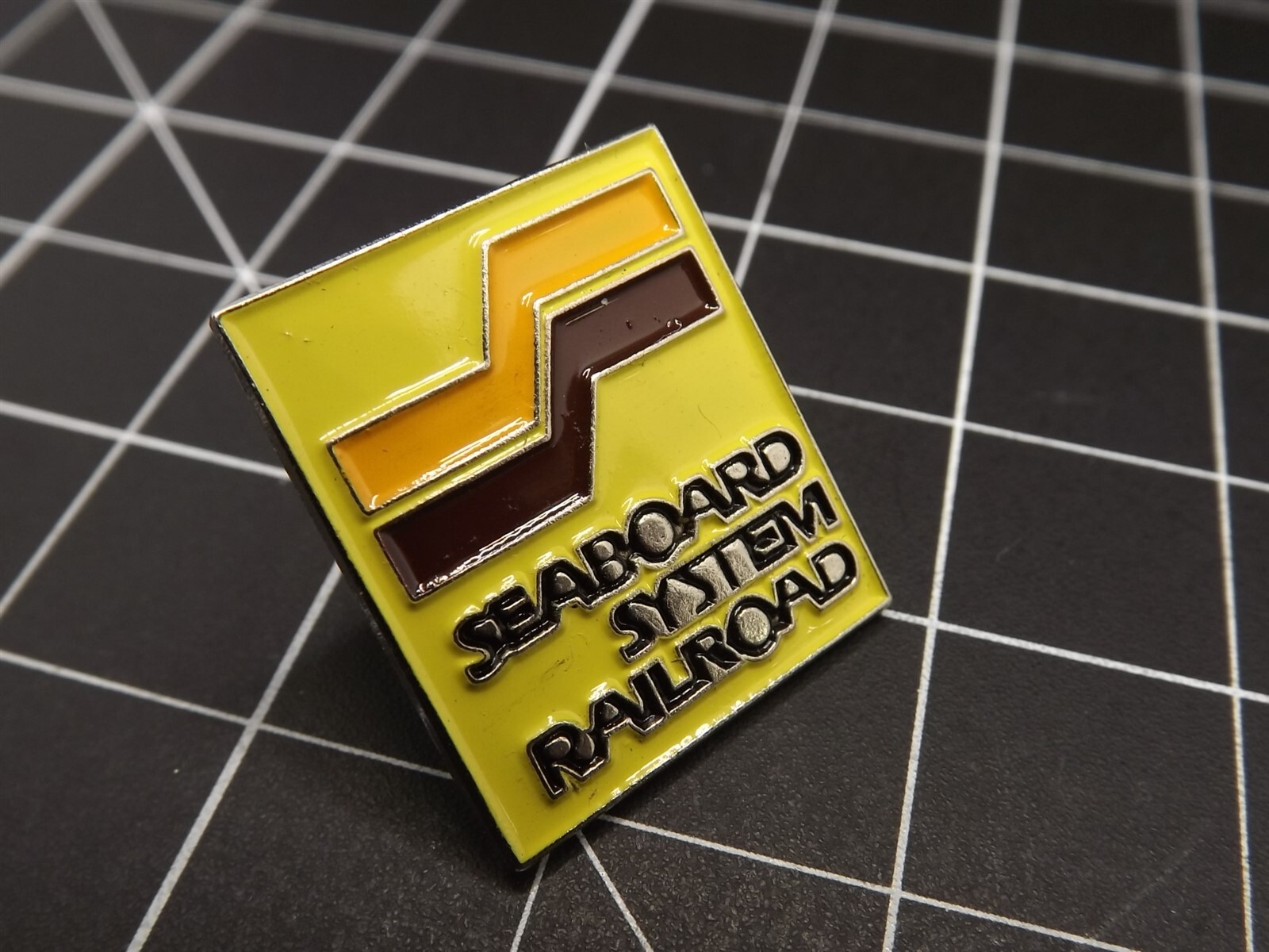 s l1600 2981.jpg Seaboard System Railroad Lapel Pin – Yellow enamel – photo 2